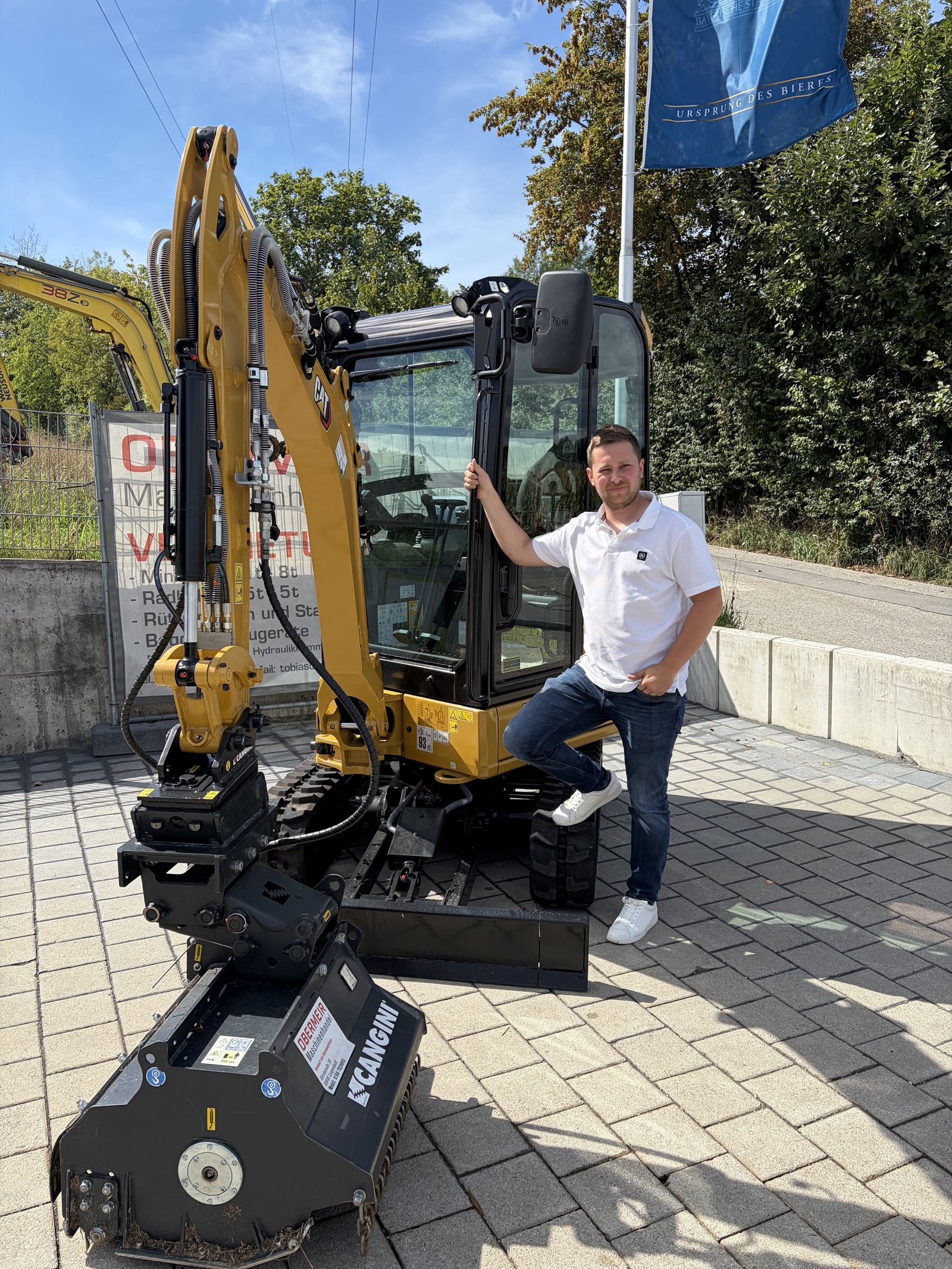 Tobias Obermeir mit seinem Minibagger